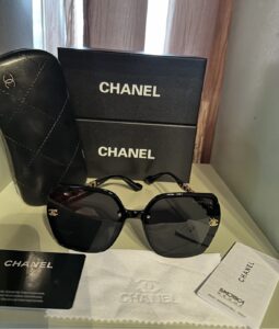 Women’s sunglasses, with case