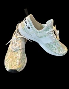 New Balance women’s Tennis Shoes 
Size 9.5 , NEW not box
